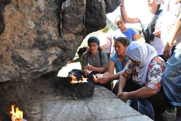 KADINLARDAN DÜZGÜN BABA’YA ZİYARET galerisi resim 3