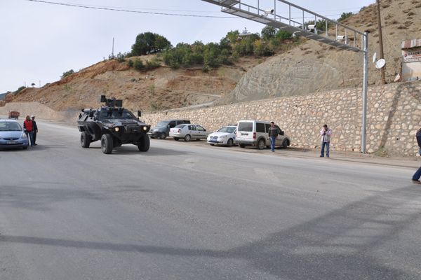 Yolu kesen PKK'lılar araç yaktı galerisi resim 1