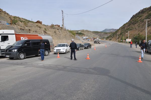 Yolu kesen PKK'lılar araç yaktı galerisi resim 3