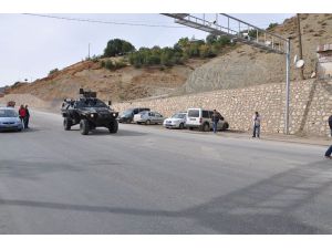 Yolu kesen PKK'lılar araç yaktı