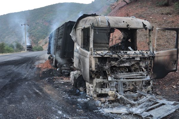 PKK'nın patlayıcı yerleştirdiği TIR infilak etti galerisi resim 2