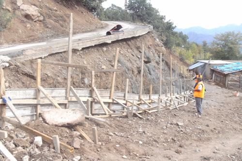 Yeni Mahallede İstinat Duvarı Çalışması galerisi resim 1