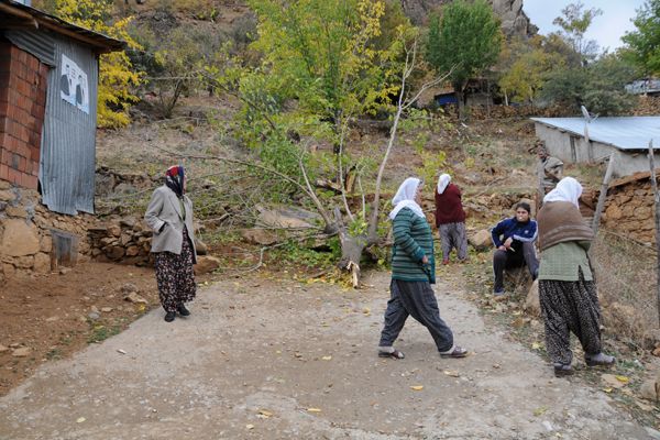 Dağdan Kopan Kaya, Mahalle Halkını Korkuttu galerisi resim 1