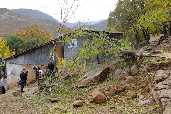 Dağdan Kopan Kaya, Mahalle Halkını Korkuttu galerisi resim 3