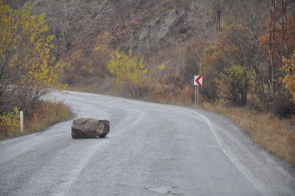 Dağdan Kopan Kaya, Mahalle Halkını Korkuttu galerisi resim 5