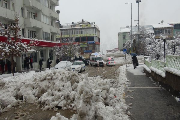 Kar, Halı Sahanın çatısını çökertti galerisi resim 1