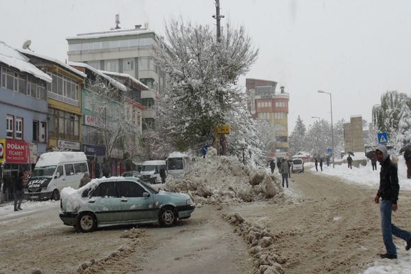 Kar, Halı Sahanın çatısını çökertti galerisi resim 3