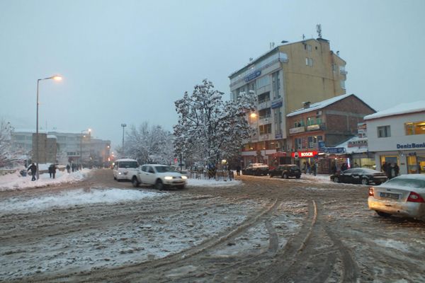 Kar, Halı Sahanın çatısını çökertti galerisi resim 6