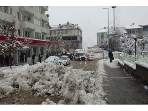 Kar, Halı Sahanın çatısını çökertti