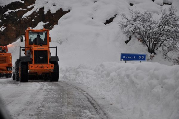 Çığ Nedeniyle Yollar Trafiğe Kapanıyor galerisi resim 1