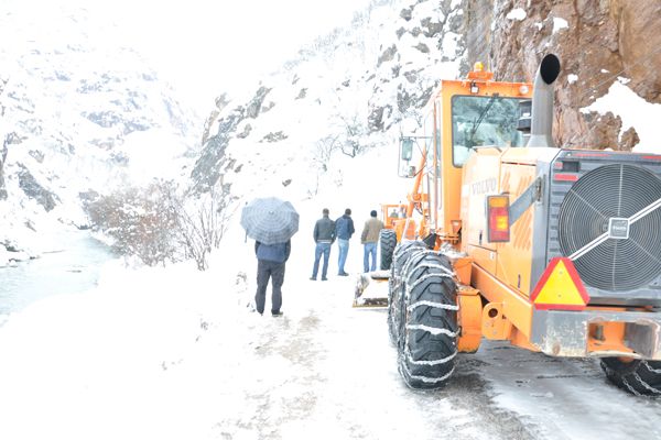 Çığ Nedeniyle Yollar Trafiğe Kapanıyor galerisi resim 2