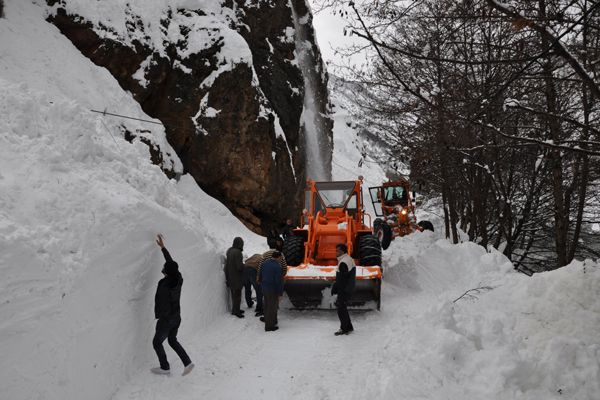 Çığ Nedeniyle Yollar Trafiğe Kapanıyor galerisi resim 3