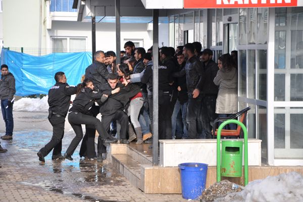 Polis’ten Öğrencilere Orantısız Güç galerisi resim 3