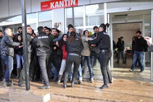 Polis’ten Öğrencilere Orantısız Güç galerisi resim 4