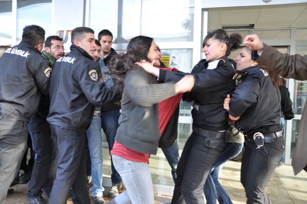 Polis’ten Öğrencilere Orantısız Güç galerisi resim 5