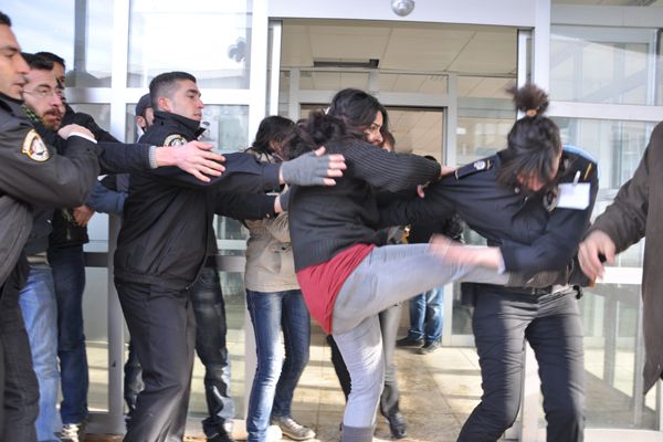 Polis’ten Öğrencilere Orantısız Güç galerisi resim 6