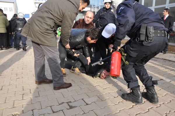 Polis’ten Öğrencilere Orantısız Güç galerisi resim 7