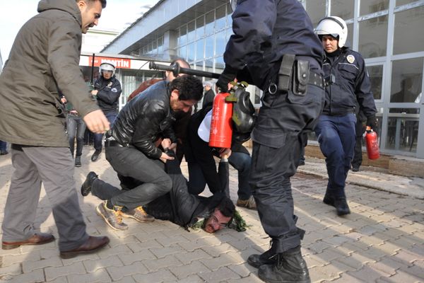 Polis’ten Öğrencilere Orantısız Güç galerisi resim 8