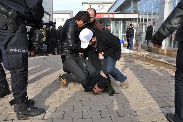 Polis’ten Öğrencilere Orantısız Güç galerisi resim 9