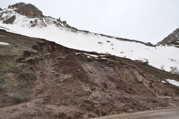 Tunceli-Erzincan Yolunda Çökme Oldu galerisi resim 1