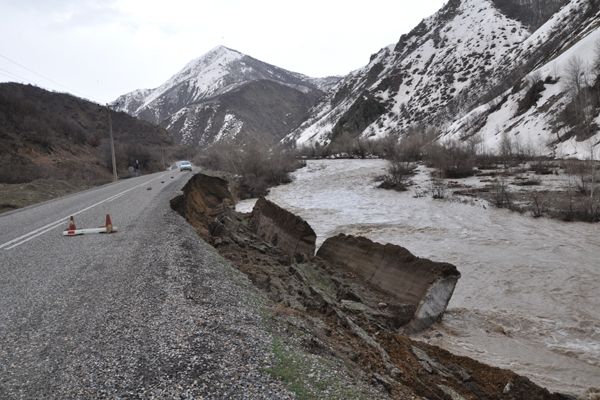 Tunceli-Erzincan Yolunda Çökme Oldu galerisi resim 3