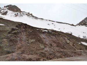 Tunceli-Erzincan Yolunda Çökme Oldu