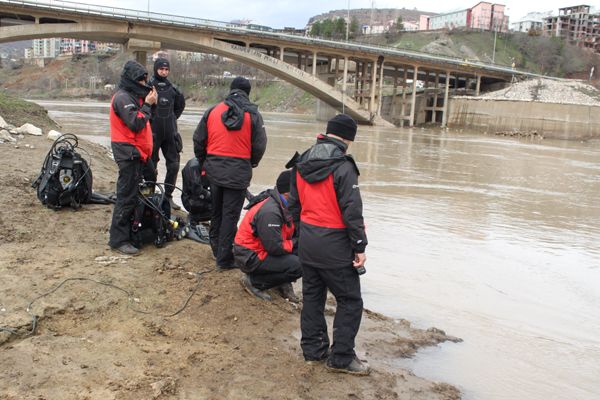 Jandarma, Munzur Nehrine düşen Genci arıyor galerisi resim 4