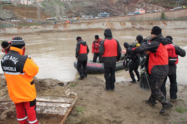 Jandarma, Munzur Nehrine düşen Genci arıyor galerisi resim 5