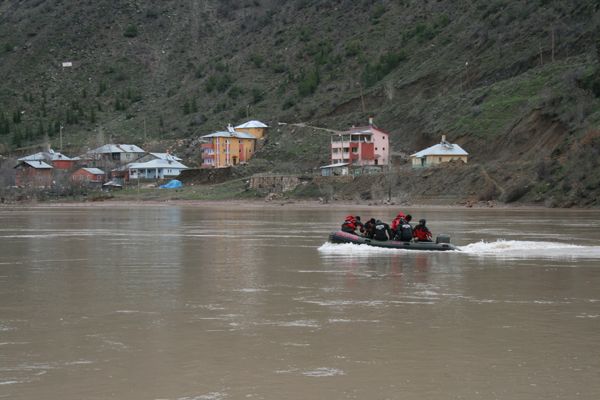 Jandarma, Munzur Nehrine düşen Genci arıyor galerisi resim 6