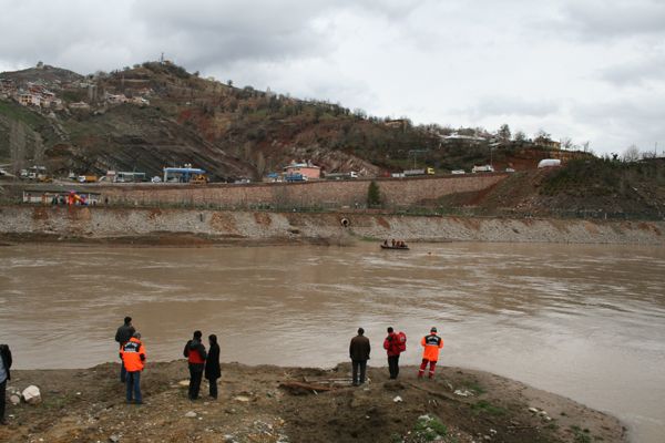 Jandarma, Munzur Nehrine düşen Genci arıyor galerisi resim 7