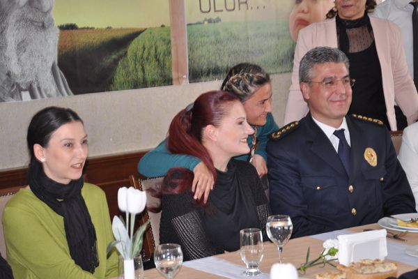 Candan Erçetin, özel harekât timinin namlusuna kar galerisi resim 5