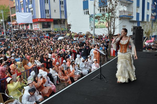 Candan Erçetin Tuncelileri coşturdu galerisi resim 3