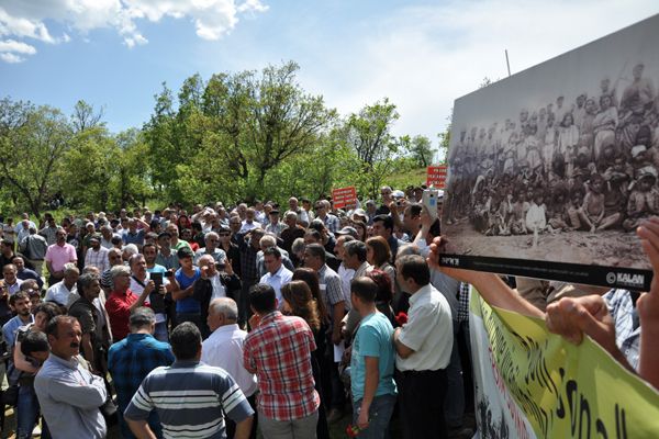 Dersim katliamında hayatını kaybedenlere karanfill galerisi resim 1