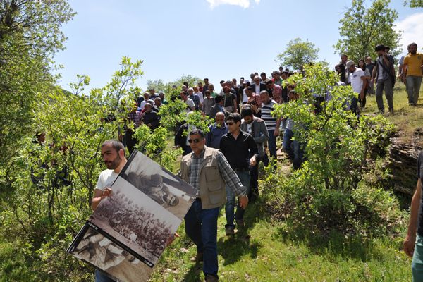 Dersim katliamında hayatını kaybedenlere karanfill galerisi resim 3