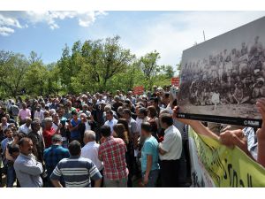 Dersim katliamında hayatını kaybedenlere karanfill