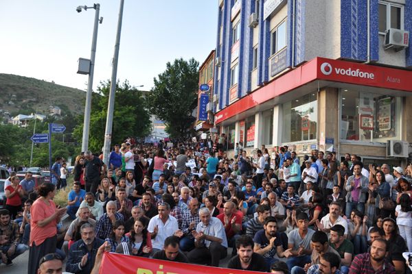 Binlerce kişi  sokaklara döküldü galerisi resim 2