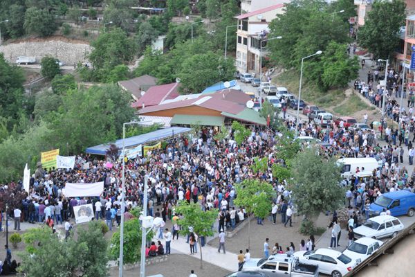 Binlerce kişi  sokaklara döküldü galerisi resim 4