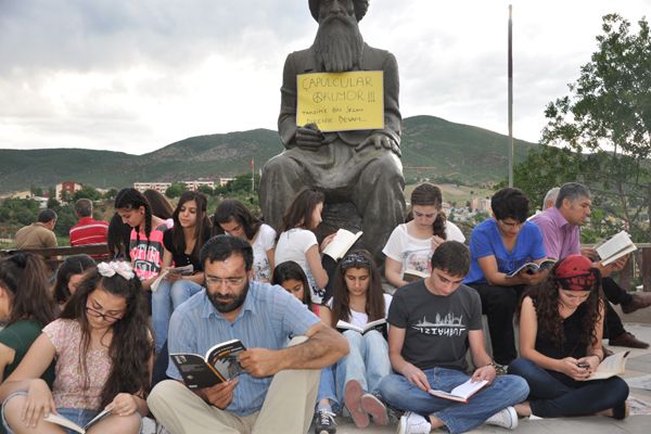 Liseli Öğrencilerden Taksim'e Kitaplı Destek galerisi resim 3