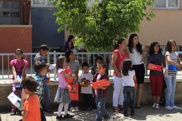 Dersim Çarşı Grubu'ndan Öğrencilere Karne Hediyesi galerisi resim 3