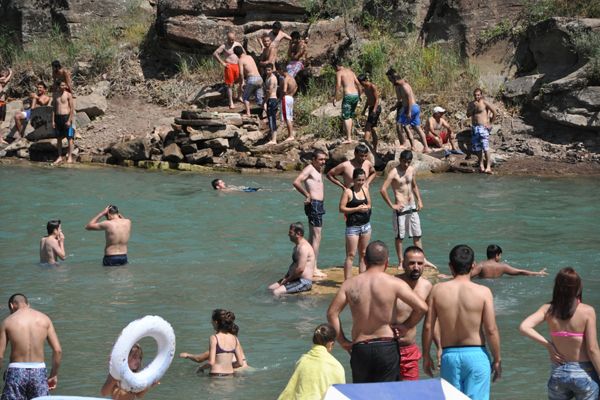 Tuncelililer Plajlara Akın Etti galerisi resim 1