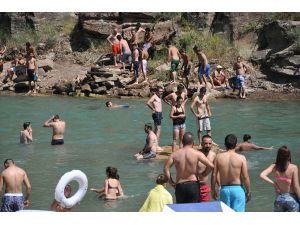 Tuncelililer Plajlara Akın Etti