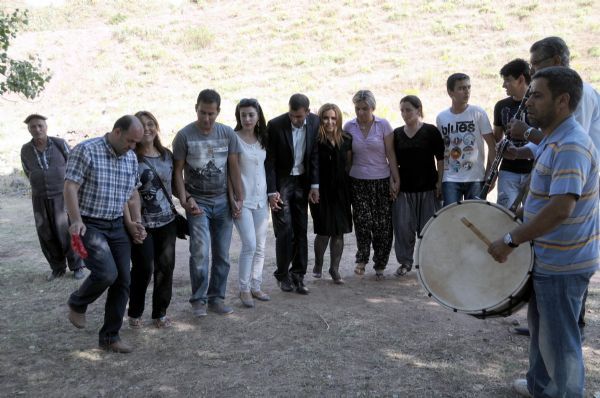 Boşaltılan Köyünde Yıllar Sonra Davullu Nişan Yapt galerisi resim 2