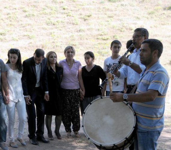 Boşaltılan Köyünde Yıllar Sonra Davullu Nişan Yapt galerisi resim 4