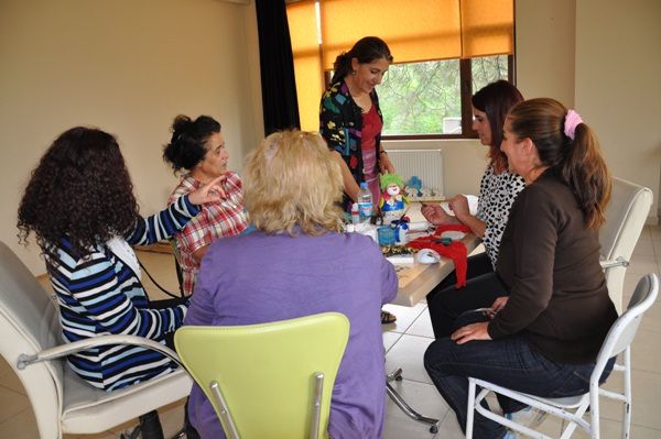 Tuncelili kadınlar taşlardan hediyelik eşya üretiy galerisi resim 2