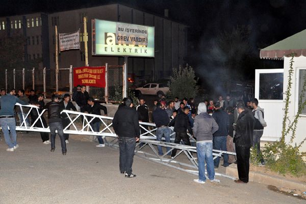 GREVDE OLAN AKSA İŞÇİLERİ YOL KAPATTI galerisi resim 1