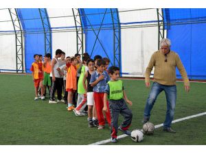 Tunceli'de Erkek Futbol Takımında Kız Kaleci