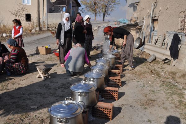 Göktepe köyünde aşure ve kurban için kazanlar kuru galerisi resim 3