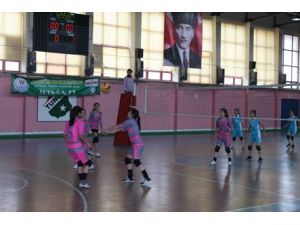 VOLEYBOL MÜSABAKALARI BAŞLADI