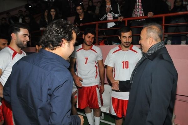 Vali Güner, Voleybol müsabakalarını taraftarlar iz galerisi resim 1