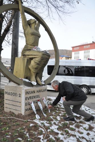 Tunceli’de Nelson Mandela'ya karanfilli anma galerisi resim 1